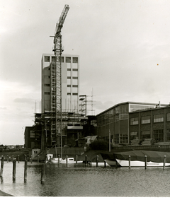 1002-250-2 Vitrite te Middelburg: Glasbereiding in de fabriek aan de maisbaai. In 1963 wordt een nieuw proces ...