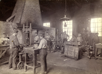 1003-31 Vitrite te Middelburg: Glaspersen rond 1900 door drie man. De 'likker‘(m) haalt een ‘dot’ kneedbaar glas aan ...