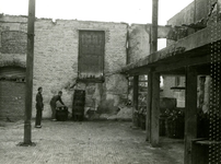 1003-42 Verwoesting van de fabriek van Vitrite te Middelburg door het oorlogsgeweld van 17 mei 1940. Gebouwen zijn ...