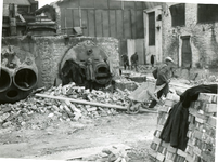 1007-8 Verwoesting van de fabriek van Vitrite te Middelburg door het oorlogsgeweld van 17 mei 1940. De fabriek is voor ...