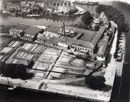 1014-1-919 De fabriek van Vitrite te Middelburg vanuit de lucht. De gebouwen uiterst rechts zijn van de voormalige ...