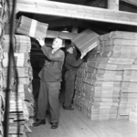 1075-K76 Vitrite te Middelburg: De opslag van ingevouwen dozen, afkomstig van de kartonnagefabriek van Meulmeester in ...