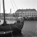 1075-L96 Het kantoor van de Vitrite te Middelburg. Foto genomen vanaf de Havendijk, links ervan de in ca 1950 nieuw ...