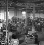 1076-A89 Vitrite te Middelburg: De Glasperserij in de nieuwe naoorlogse fabriekshal. Op het bordes de ...