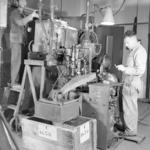 1076-A92 Vitrite te Middelburg: De eerste mechanische glaspers, de zogeheten TDO55 (55 producten per minuut), (l) de ...