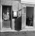 1076-D54 Vitrite te Middelburg: De oude portiersloge. De bezoeker moet zich melden aan de dubbele deur