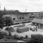 1076-L76 De nieuwe fabriekshal van de Vitrite te Middelburg in aanbouw. Het dak gaat erop; de foto is genomen vanuit ...
