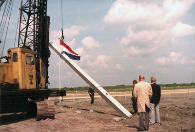 10-27 Het slaan van de eerste paal ten behoeve van de nieuwbouw van de IJzergieterij Middelburg aan de Kleverskerkseweg ...
