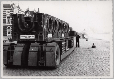 29-4 Een dieplader met een bij de IJzergieterij Middelburg vervaardigd onderpaneel van een motor (gewicht ca. 14.000 ...