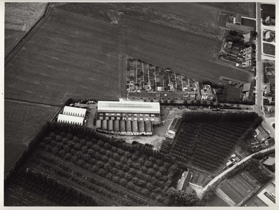 33 Fabrieksgebouw van de IJzergieterij Middelburg aan de Stationsstraat te Koudekerke vanuit de lucht. Dit gebouw is in ...