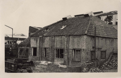 8-1 Oorlogsschade aan de fabriek van de IJzergieterij Middelburg na een bombardement en het opblazen van de brug over ...