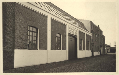 9 De voorzijde van het gebouw van de IJzergieterij Middelburg aan de Kousteensedijk te Middelburg