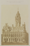 254 Photografische afbeelding van den voorgevel van het Stadhuis te Middelburg. Gezicht op de voorgevel van het ...