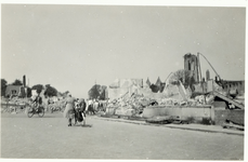 A-1010 Gezicht op de Lange Burg te Middelburg, met passanten, na het bombardement