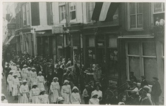 A-1056IV Optocht tijdens de viering van Koninginnedag te Middelburg