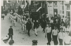 A-1057 Optocht in de Lange Delft tijdens de viering van Koninginnedag te Middelburg