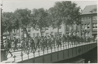 A-1073I Festiviteiten t.g.v. het 60-jarig bestaan van de R.H.B.S. te Middelburg. Optocht op de Koningsbrug