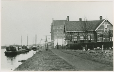 A-1092 Het Kanaal door Walcheren met de Meelfabriek te Middelburg