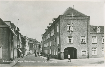 A-1105 Middelburg, Lange Noordstraat met R.K. Rusthuis. De Lange Noordstraat (hoek Bachtensteene) met het ...