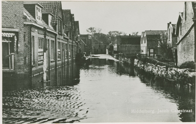 A-1126 Middelburg, Jacob Catsstraat. De Jacob Catsstraat te Middelburg onder water tijdens de inundatie