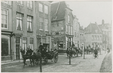 A-1148 De vereniging van Zeeuwse studenten uit Leiden in rijtuigen op de Dam te Middelburg