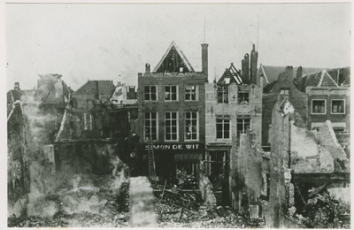 A-1149 De restanten na de brand op 7 december 1929 in Grand Hotel Verseput, en negen andere panden, aan de Lange Delft ...