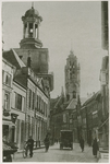 A-1157 De Lange Noordstraat te Middelburg met de toren van de Rooms-Katholieke kerk (links) en de toren van het ...