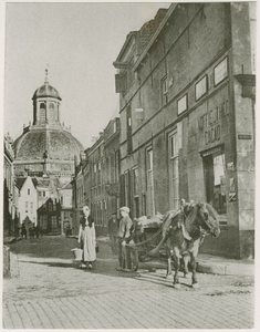 A-1158 De Schuitvlotstraat te Middelburg met de Oostkerk. Op de voorgrond een paard met wagen
