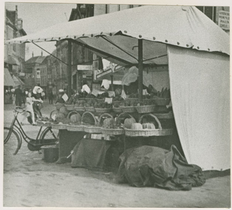 A-1166 Het fruitkraampje van mevrouw Poppe op de Markt te Middelburg
