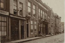 A-121 Gezicht op de Vlasmarkt, vanaf de Grote Markt te Middelburg, met de schilderswerkplaats J.A. Sprink (K 160)