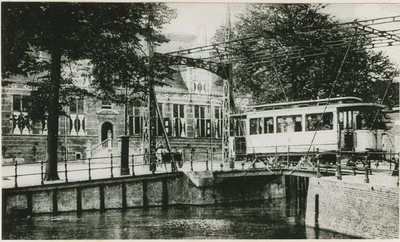 A-1294 De elektrische tram op de Langevielebinnenbrug te Middelburg met op de achtergrond de Kloveniersdoelen