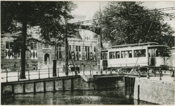 A-1294 De elektrische tram op de Langevielebinnenbrug te Middelburg met op de achtergrond de Kloveniersdoelen