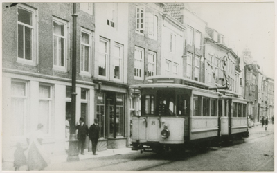 A-1295 De elektrische tram in de Langeviele te Middelburg