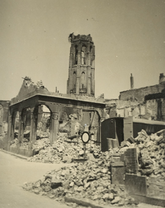 A-1326I Gezicht vanuit de Segeerstraat op de hoek Lange Delft - Oude Kerkstraat te Middelburg, na het bombardement