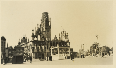 A-1401 Gezicht op het stadhuis te Middelburg aan de Markt, na het bombardement, met passanten