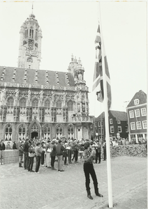 A-1412IB Het hijsen van de vlag op de Markt te Middelburg onder het spelen van muziek, ter gelegenheid van de ...