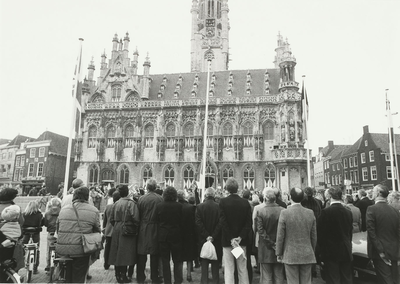 A-1412IIB Het hijsen van de vlag op de Markt te Middelburg onder het spelen van muziek, ter gelegenheid van de ...