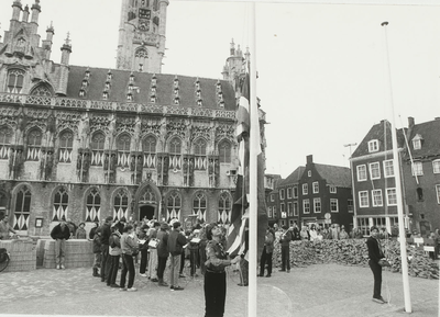 A-1412IIIB Het hijsen van de vlag op de Markt onder het spelen van muziek, ter gelegenheid van de herdenking van 40 ...