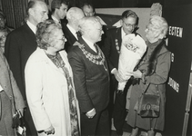 A-1412VIIB Aanbieding van bloemen aan mevrouw De Casembroot door burgemeester Wolters bij de officiële opening van de ...