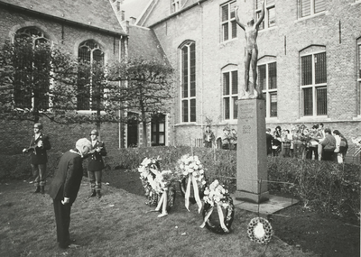 A-1412XIX Kranslegging bij het oorlogsmonument aan de Groenmarkt te Middelburg, ter gelegenheid van de herdenking 40 ...