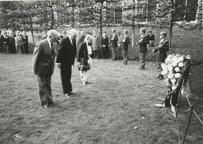 A-1412XVIII Kranslegging bij het oorlogsmonument aan de Groenmarkt te Middelburg, ter gelegenheid van de herdenking 40 ...