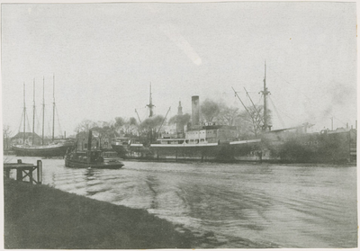 A-1457 Vrachtboot en andere schepen aan de Loskade te Middelburg