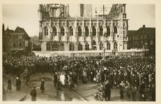A-1472I Een menigte mensen op de Markt te Middelburg voor het stadhuis kort na de bevrijding