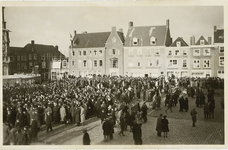 A-1472II Een menigte mensen op de Markt te Middelburg voor het stadhuis kort na de bevrijding