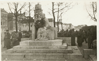 A-1475I Het monument van koningin Emma op de Dam te Middelburg voorzien van een, tijdens de bevrijding