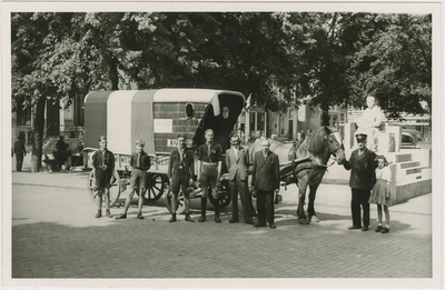 A-1476a Versierde wagen van Van Gend en Loos met padvinders op de Dam te Middelburg