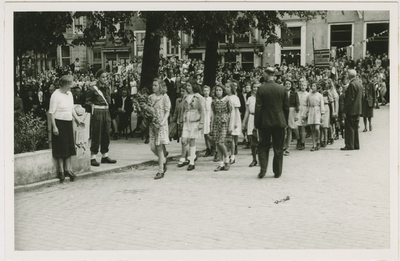 A-1478III Schoolkinderen met een krans tijdens de herdenkingsbijeenkomst op de Dam (thans Damplein) te Middelburg