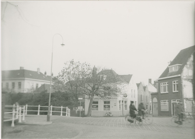 A-1493 Links de Vlissingsebinnenbrug en het Huis van Bewaring en rechts de ingang van de Teerpakhuizenstraat te Middelburg