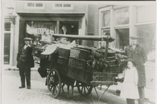 A-1551I De kruidenierswinkel van W.P. Steur (rechts) in de Korte Gortstraat K 15 (thans Plein 1940) te Middelburg