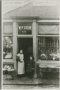 A-1551II De kruidenierswinkel van W.P. Steur in de Korte Gortstraat (thans Plein 1940) te Middelburg